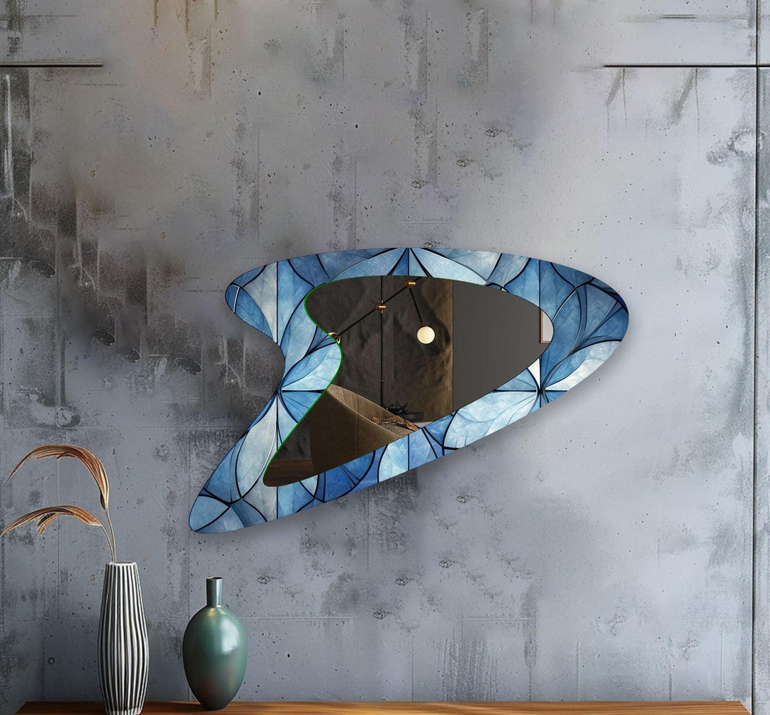 Asymmetrischer Wandspiegel mit blauen Blumen