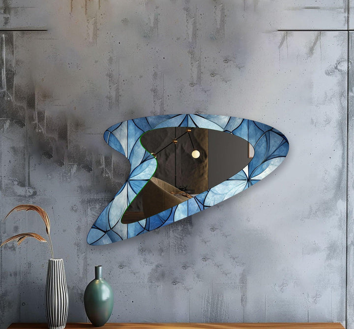 Asymmetrischer Wandspiegel mit blauen Blumen
