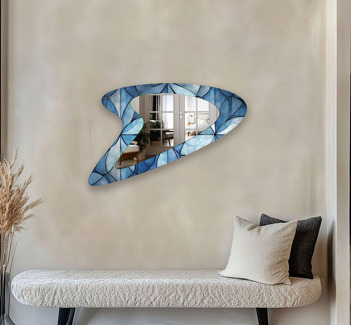 Asymmetrischer Wandspiegel mit blauen Blumen