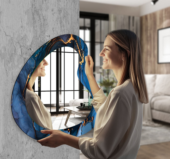 Moderner Wandspiegel aus Glas mit blauer Alkoholtinte