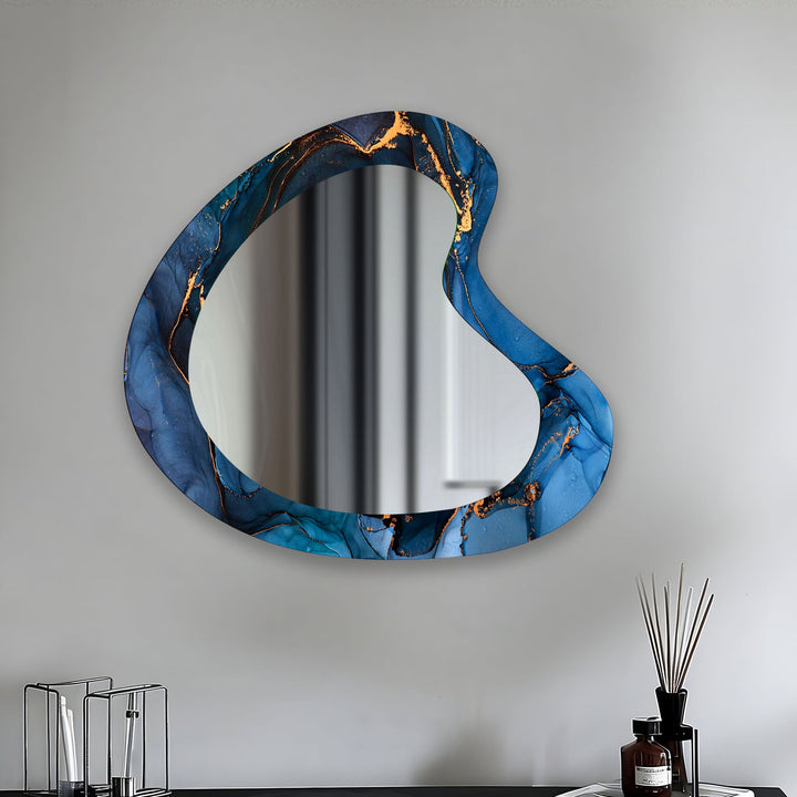 Moderner Wandspiegel aus Glas mit blauer Alkoholtinte