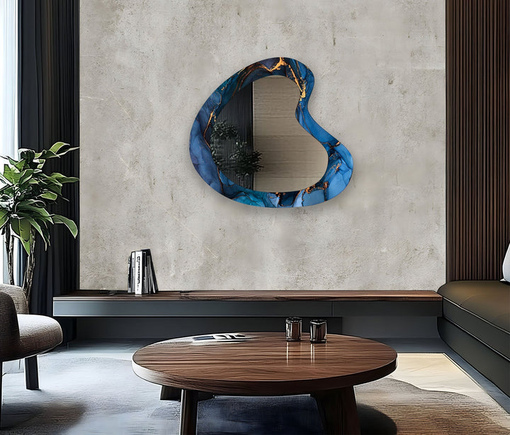 Moderner Wandspiegel aus Glas mit blauer Alkoholtinte