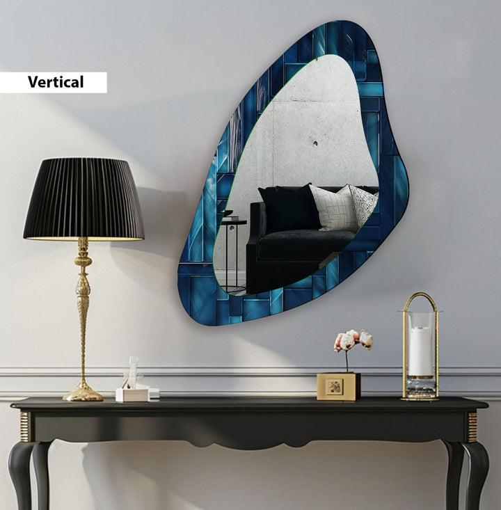 Moderner asymmetrischer Wandspiegel mit blauen Fliesen