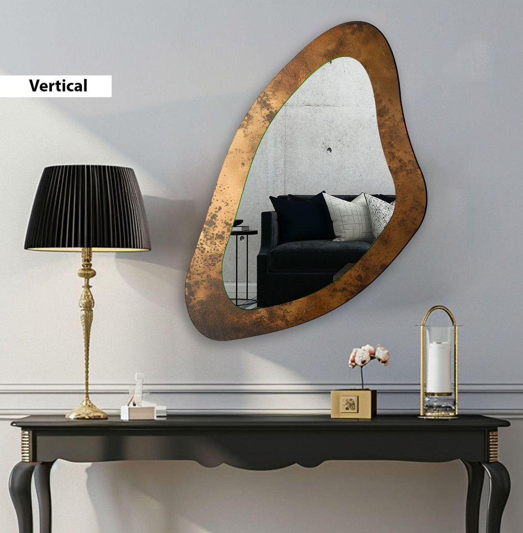 Asymmetrischer Wandspiegel in lebendiger Kupferfarbe