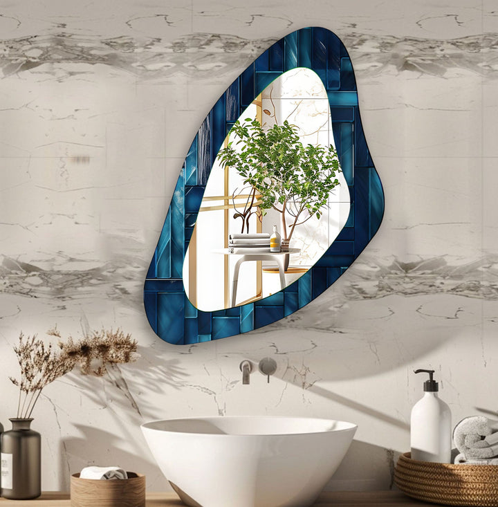 Moderner asymmetrischer Wandspiegel mit blauen Fliesen