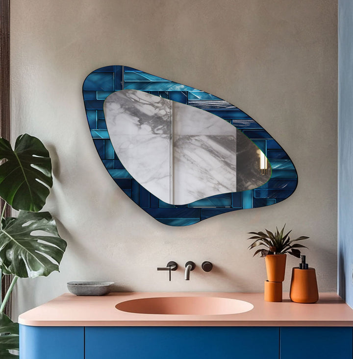 Moderner asymmetrischer Wandspiegel mit blauen Fliesen