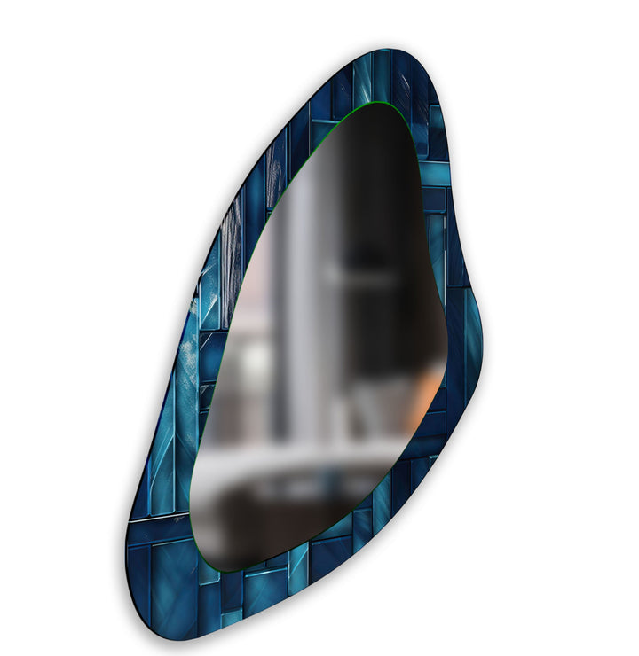 Moderner asymmetrischer Wandspiegel mit blauen Fliesen