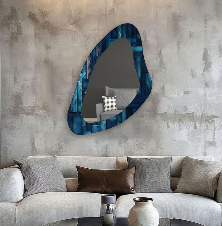 Moderner asymmetrischer Wandspiegel mit blauen Fliesen