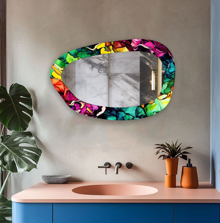 Asymmetrischer Glas-Wandspiegel in lebendigen Farben
