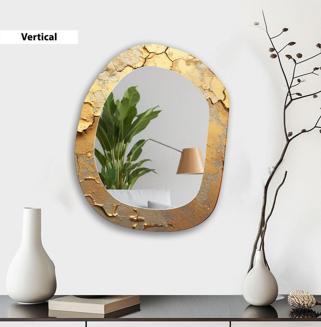 Asymmetrischer Wandspiegel aus goldenem Marmor