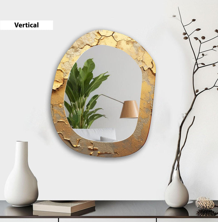 Asymmetrischer Wandspiegel aus goldenem Marmor