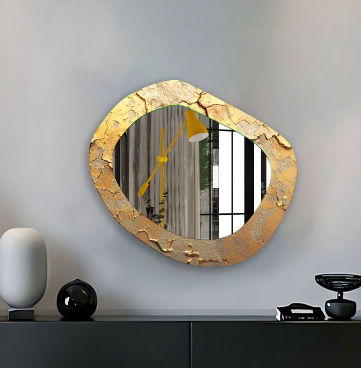 Asymmetrischer Wandspiegel aus goldenem Marmor