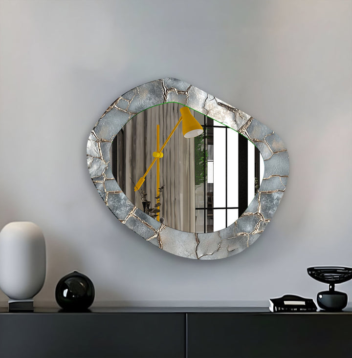 Grauer Metallic-Wandspiegel