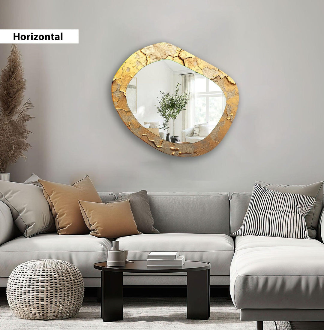 Asymmetrischer Wandspiegel aus goldenem Marmor
