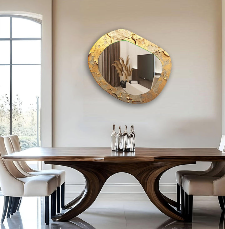 Asymmetrischer Wandspiegel aus goldenem Marmor