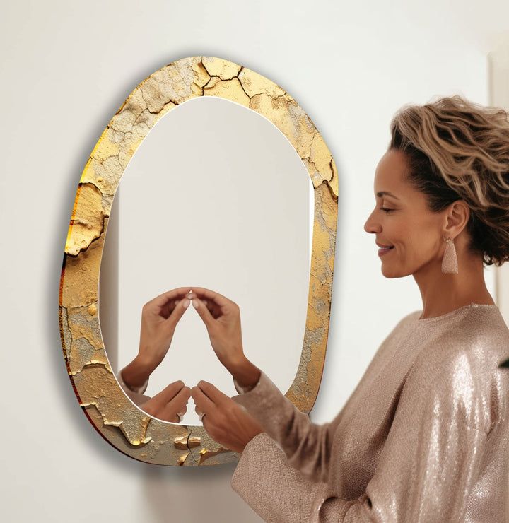 Asymmetrischer Wandspiegel aus goldenem Marmor