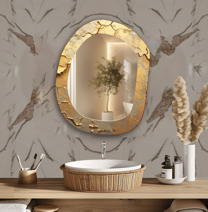 Asymmetrischer Wandspiegel aus goldenem Marmor
