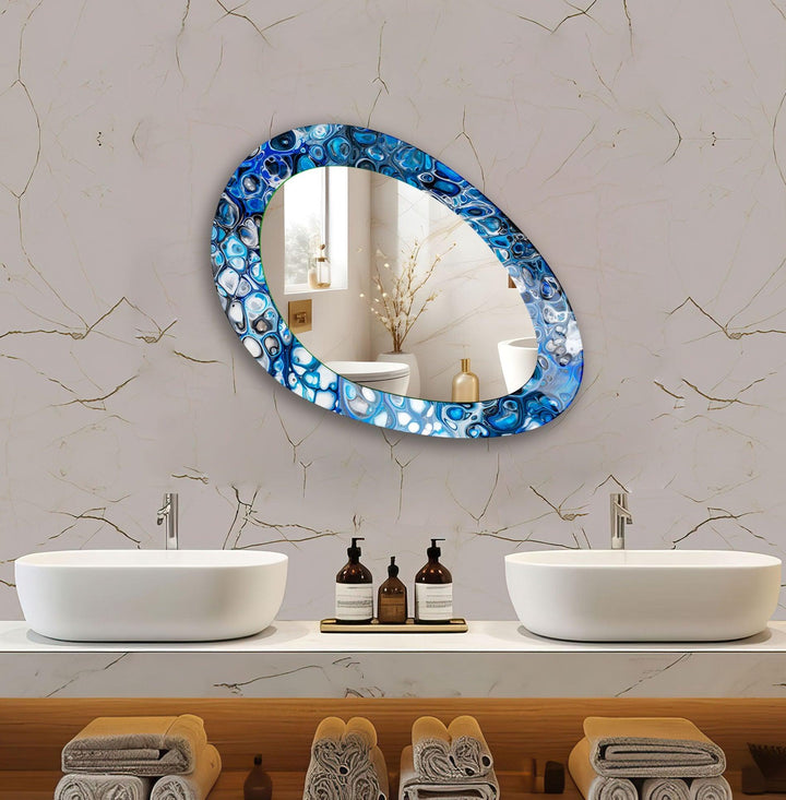 Ovaler moderner Wandspiegel mit blau gebeizten Spiegeln