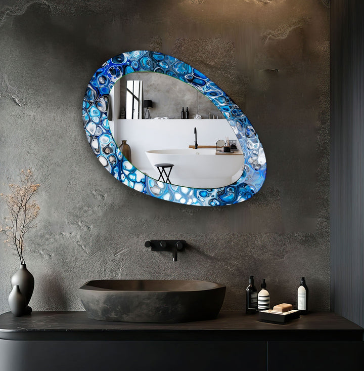 Ovaler moderner Wandspiegel mit blau gebeizten Spiegeln