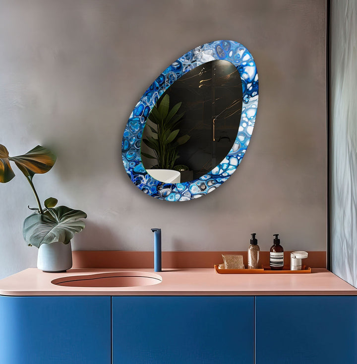 Ovaler moderner Wandspiegel mit blau gebeizten Spiegeln