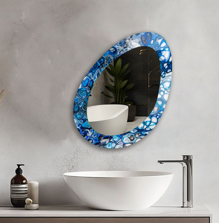 Ovaler moderner Wandspiegel mit blau gebeizten Spiegeln