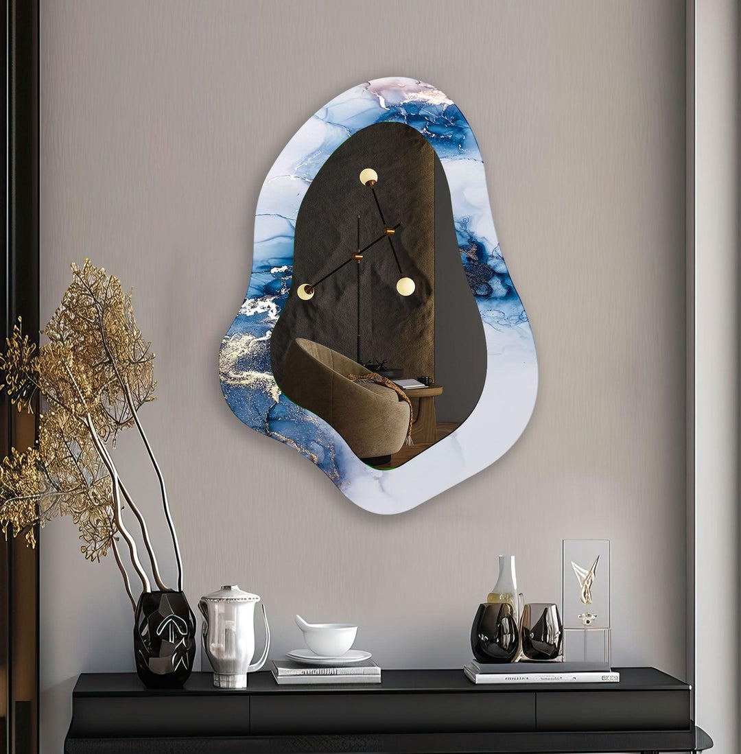 Wandspiegel mit unregelmäßiger Form und blauer Alkoholtinte