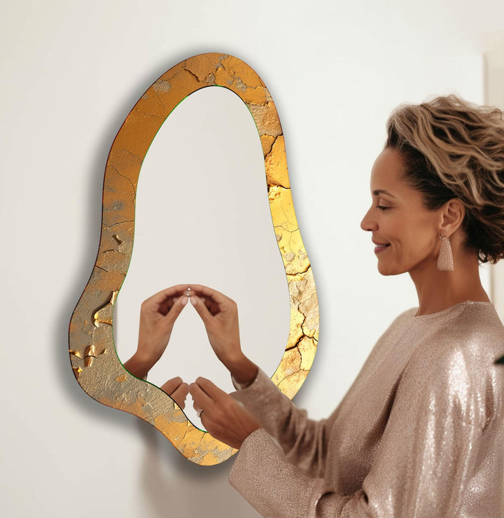 Moderner, asymmetrischer Wandspiegel in Gold