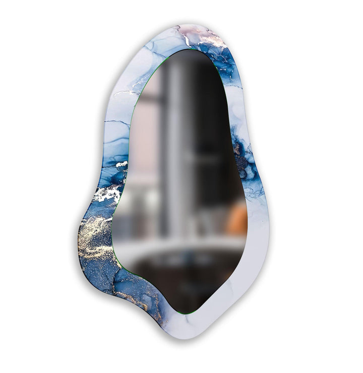 Wandspiegel mit unregelmäßiger Form und blauer Alkoholtinte