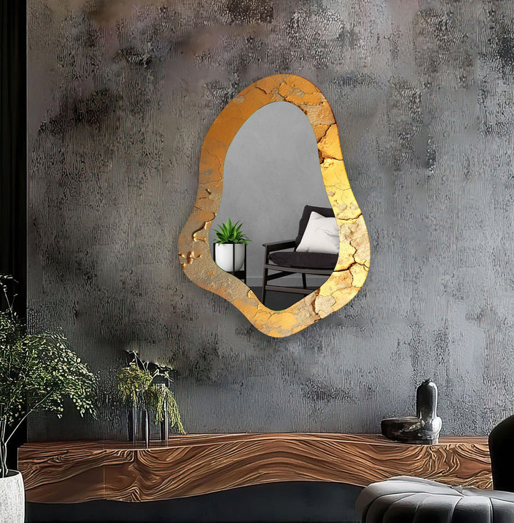 Moderner, asymmetrischer Wandspiegel in Gold