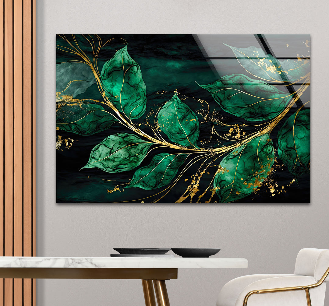 Smaragdgrüne und goldene Glaswandkunst – Elegantes botanisches Blattdesign