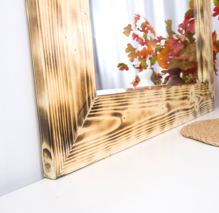 Natürlicher Wandspiegel aus Holz