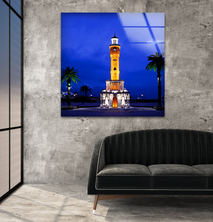 Glaswandkunst im Uhrturm von Izmir – Ikonisches türkisches Wahrzeichen bei Nacht
