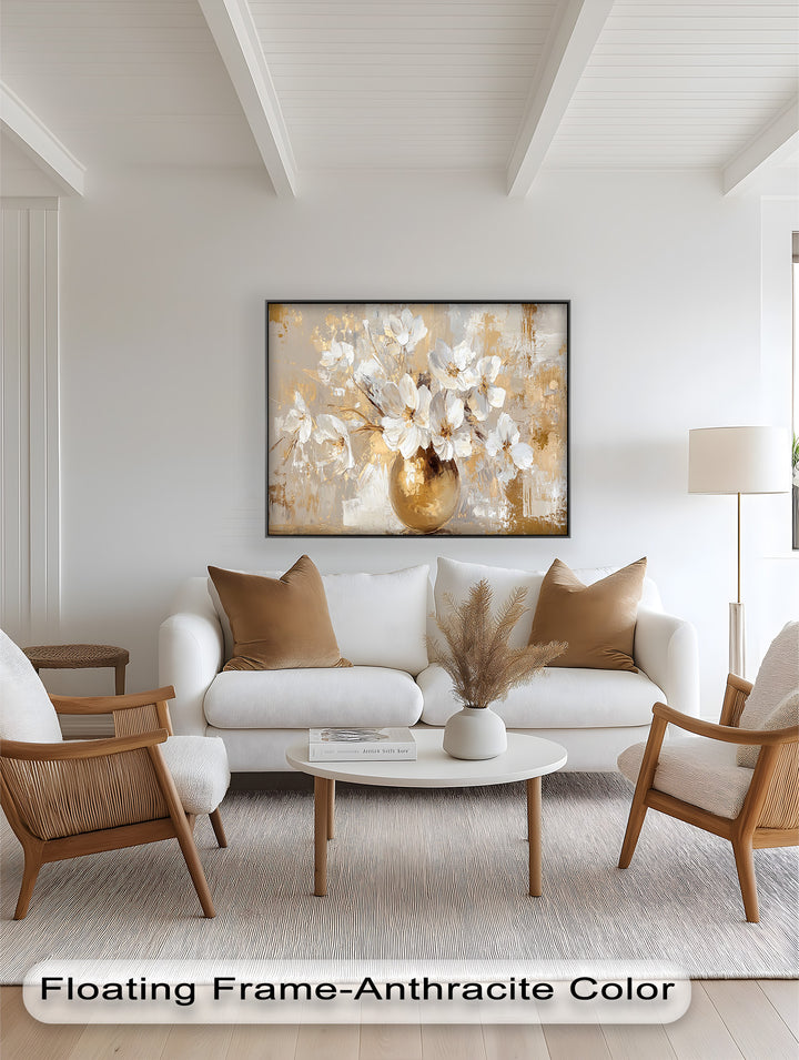 Goldene Vase mit weißen Blüten – Neutrales Blumenölgemälde