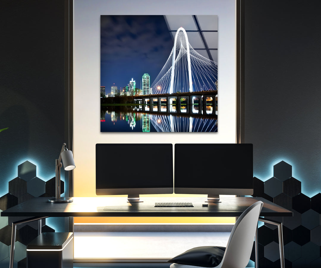 Glaswandkunst mit Skyline von Dallas – Margaret Hunt Hill Bridge bei Nacht