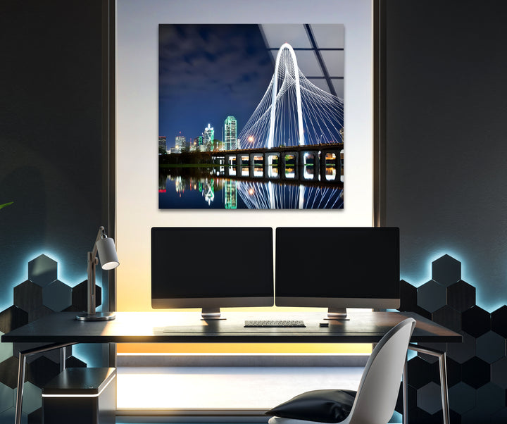 Glaswandkunst mit Skyline von Dallas – Margaret Hunt Hill Bridge bei Nacht