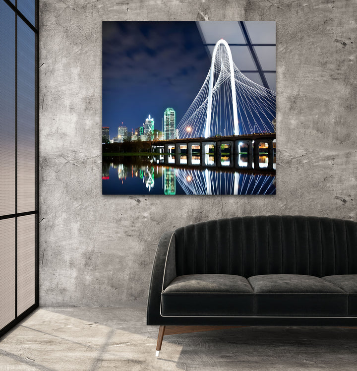 Glaswandkunst mit Skyline von Dallas – Margaret Hunt Hill Bridge bei Nacht