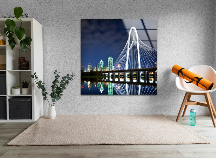 Glaswandkunst mit Skyline von Dallas – Margaret Hunt Hill Bridge bei Nacht