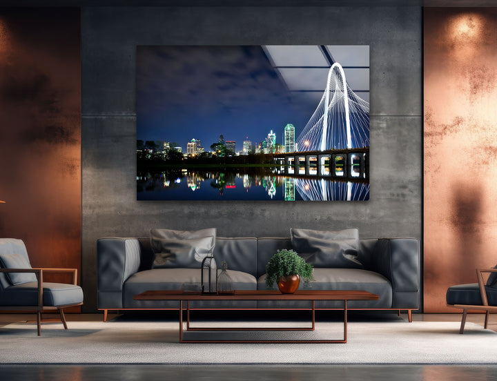 Glaswandkunst mit Skyline von Dallas – Margaret Hunt Hill Bridge bei Nacht