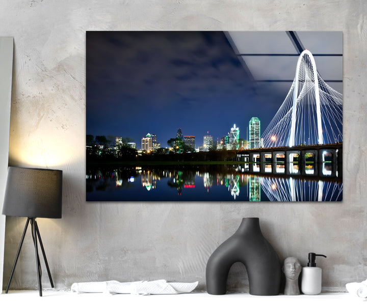 Glaswandkunst mit Skyline von Dallas – Margaret Hunt Hill Bridge bei Nacht