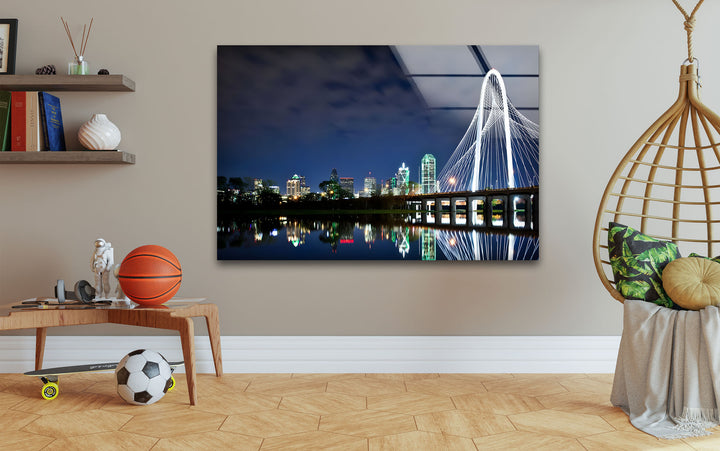 Glaswandkunst mit Skyline von Dallas – Margaret Hunt Hill Bridge bei Nacht