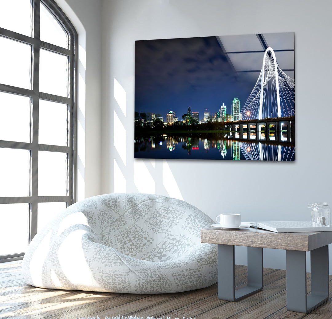 Glaswandkunst mit Skyline von Dallas – Margaret Hunt Hill Bridge bei Nacht