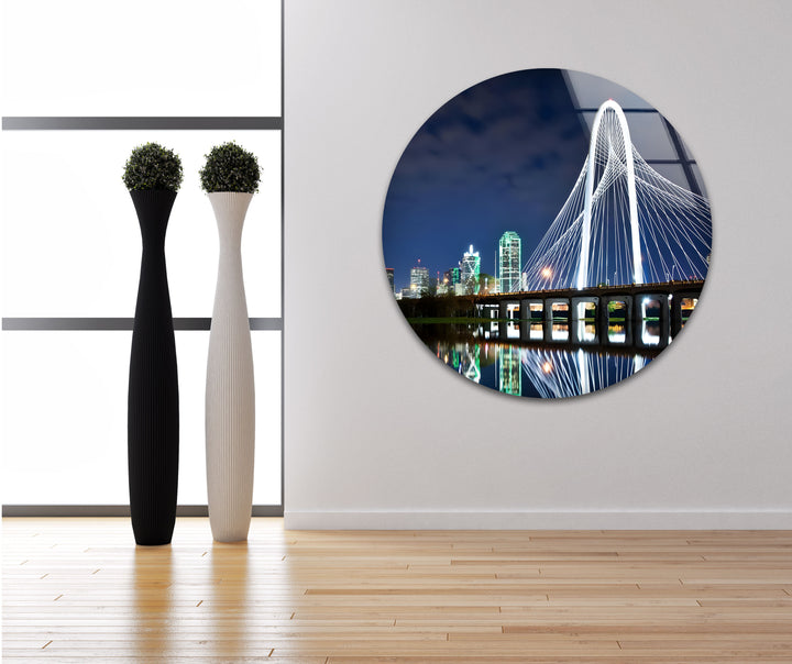 Glaswandkunst mit Skyline von Dallas – Margaret Hunt Hill Bridge bei Nacht
