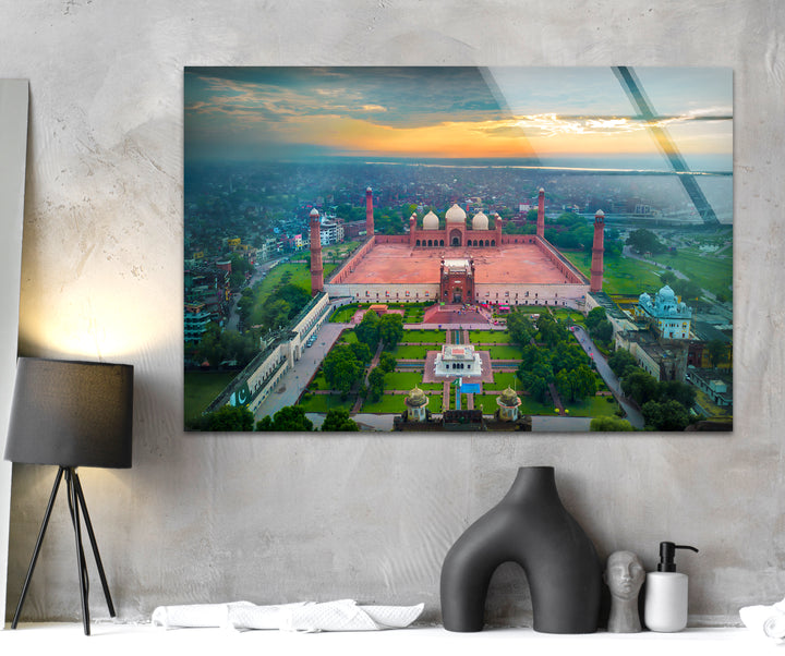 Glaswandkunst der Badshahi-Moschee – Luftaufnahme eines ikonischen Wahrzeichens von Lahore