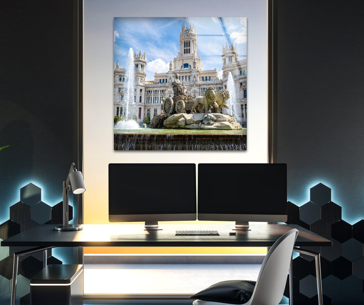 Glaswandkunst am Cibeles-Brunnen – Majestätisches Wahrzeichen Madrids bei Tageslicht