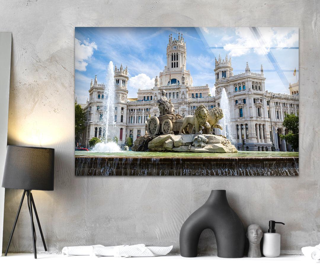Glaswandkunst am Cibeles-Brunnen – Majestätisches Wahrzeichen Madrids bei Tageslicht