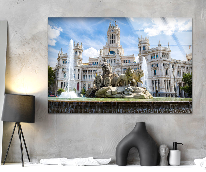 Glaswandkunst am Cibeles-Brunnen – Majestätisches Wahrzeichen Madrids bei Tageslicht