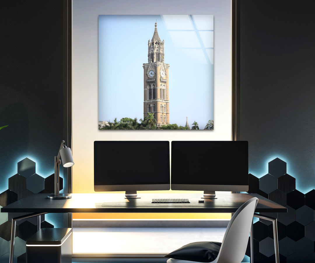Glaswandkunst im Mumbai Clock Tower – Ikonisches indisches Wahrzeichen bei Tageslicht 