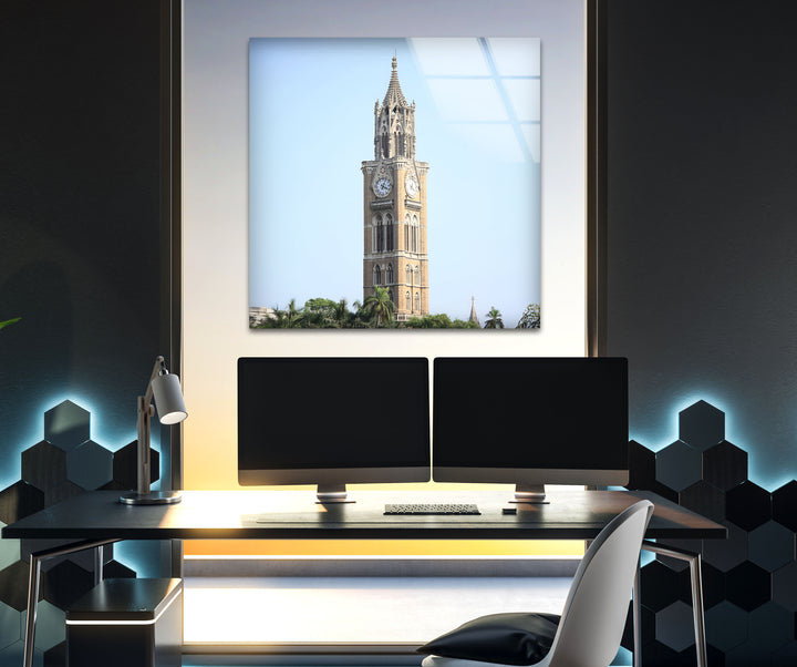 Glaswandkunst im Mumbai Clock Tower – Ikonisches indisches Wahrzeichen bei Tageslicht 