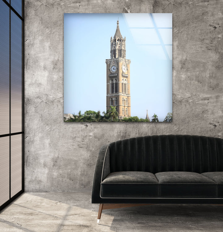 Glaswandkunst im Mumbai Clock Tower – Ikonisches indisches Wahrzeichen bei Tageslicht 