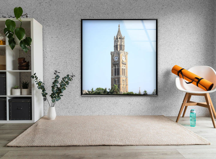 Glaswandkunst im Mumbai Clock Tower – Ikonisches indisches Wahrzeichen bei Tageslicht 